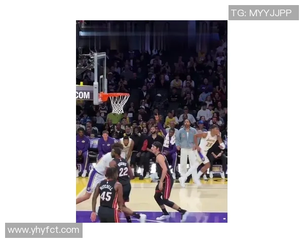 湖人队与热火队激战正酣比赛进程回顾与精彩瞬间分析